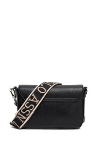 Borsa a tracolla in pelle nera con texture, dotata di una patta frontale e di una tracolla intrecciata a contrasto con la scritta "ASSN" in lettere beige.