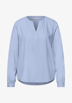 Blouse bleu clair à manches longues avec un col rond et une découpe en V au centre, dotée de poignets à boutons et d'un ourlet légèrement incurvé.