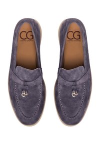 Paire de mocassins en daim gris avec détail à pompons et semelles intérieures beiges marquées "CG Cesare Gaspari", vus de dessus.