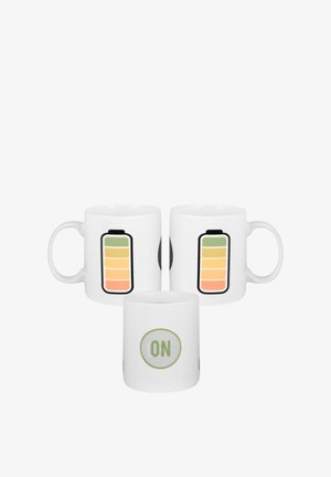 Tazze in ceramica bianche con grafica della carica della batteria in verde, giallo e arancione su un lato, con una piccola tazza che mostra la scritta "ON" in testo verde.