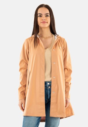 Impermeable ligero de color durazno hecho de material resistente al agua. Cuenta con capucha, cierre de botones a presión y bolsillos laterales.