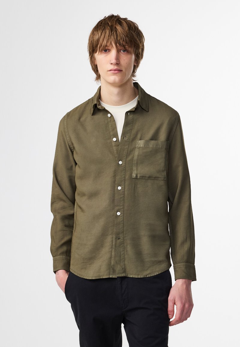 Olivengrøn skjorte med knapper, der har en brystlomme, krave og lange ærmer. Stoffet ser glat ud med en let glans.