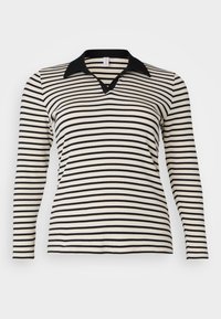 Camisa polo de manga larga a rayas negras y crema con un cuello negro y un escote en V, con un diseño ajustado y textura de canalé.