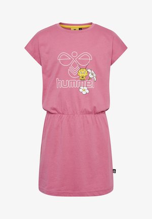 Różowa bawełniana sukienka z krótkimi rękawami, elastycznym pasem, z grafiką pszczoły i prostymi floralnymi wzorami, okrągły dekolt, w stylu casual.