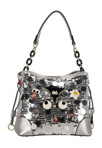 Ezüst paillettel díszített kézitáska puha testtel, játékos díszítésekkel, fekete szegéllyel és láncos pánttal. Különféle színes foltokkal tarkítva.