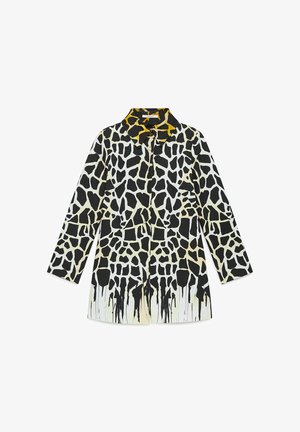 Cappotto fantasia giraffa in nero, bianco e giallo con colletto, maniche lunghe e vita regolabile con laccio. Tessuto liscio con motivo astratto a goccia.