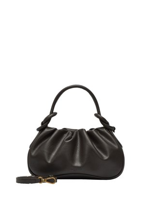 Piccola borsa a mano nera in pelle con trama arricciata, manico corto e tracolla staccabile con fibbia dorata su sfondo bianco.