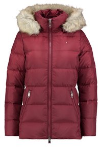 Röd vadderad jacka med huva fodrad med konstpäls, dragkedja fram och två dragkedjeförsedda sidofickor. Quiltad design, midjelång till mitten av låret.