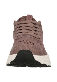 Sportieve schoen met een flexibele, geweven bovenkant in mauve, verfraaid met een zwarte rubberen buitenzool en een witte foam tussenzool, voorzien van vetersluiting.