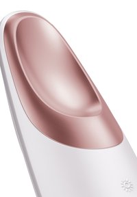 Elektrisch apparaat met een gladde witte behuizing, een gebogen roségouden applicator en een klein zonpictogram aan de basis. Stijlvol en ergonomisch ontwerp.