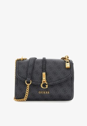 Černá syntetická kabelka s ramenním popruhem zlatého tónu, vyraženým logem, předním uzávěrem na klips a detailem loga "GUESS".
