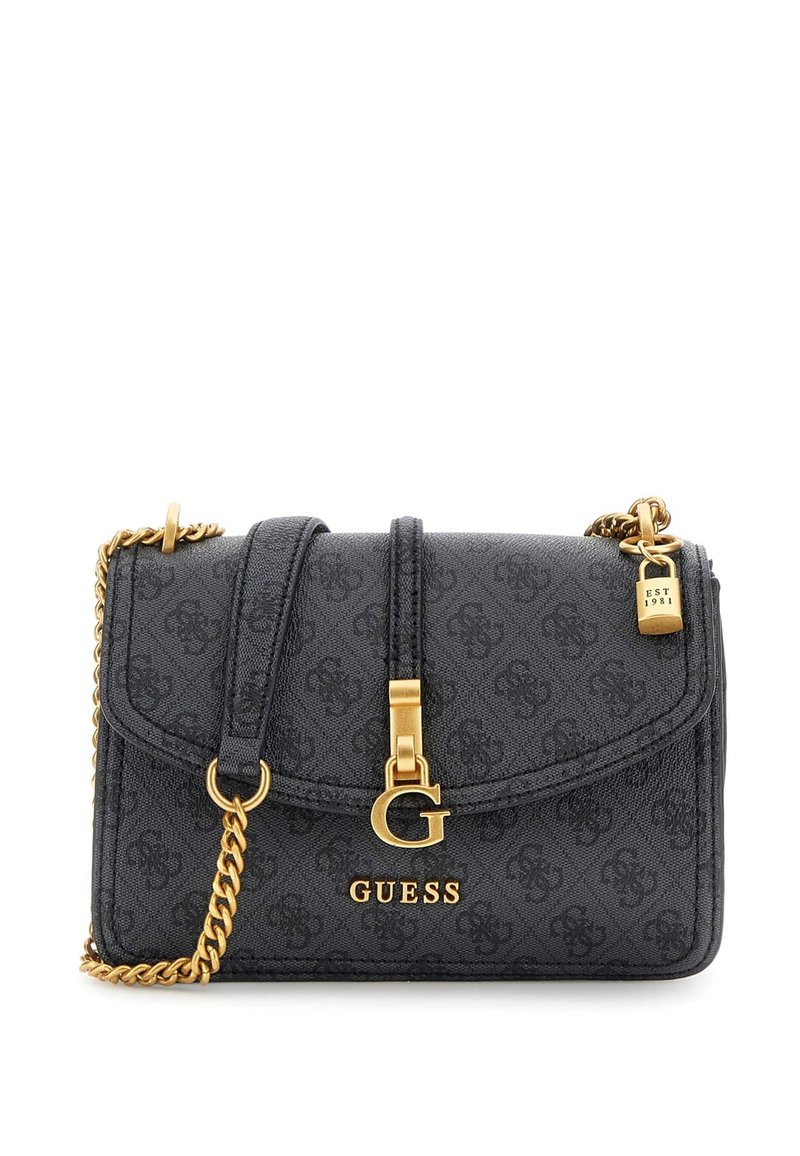 Czarna syntetyczna torebka z złotą łańcuszkową rączką na ramię, wytłaczanym wzorem logo, zapięciem na klamrę z przodu oraz detalem logo "GUESS".