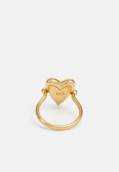 Goldring in Herzform, mit einer glatten Oberfläche und dem Wort "NEIN" auf einer Seite eingraviert. Der Ring ist schlank und rund.