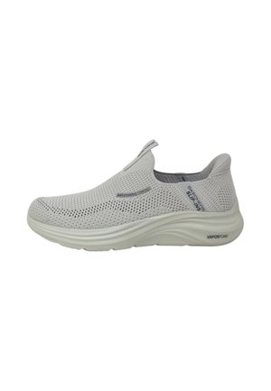 Sneaker slip-on grigio chiaro con tomaia in rete traspirante, accenti testurizzati a contrasto e suola in schiuma vapor cushioned. Progettato per il comfort.