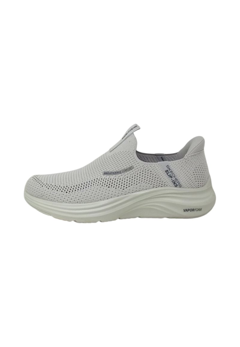 Sneaker slip-on grigio chiaro con tomaia in rete traspirante, accenti testurizzati a contrasto e suola in schiuma vapor cushioned. Progettato per il comfort.