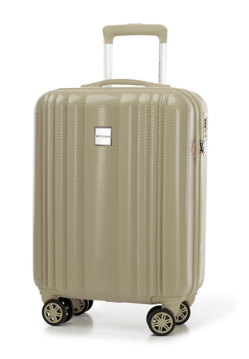 Maleta rígida en verde oliva con superficie texturizada, mango telescópico, cuatro ruedas y un logo cuadrado en la parte frontal.