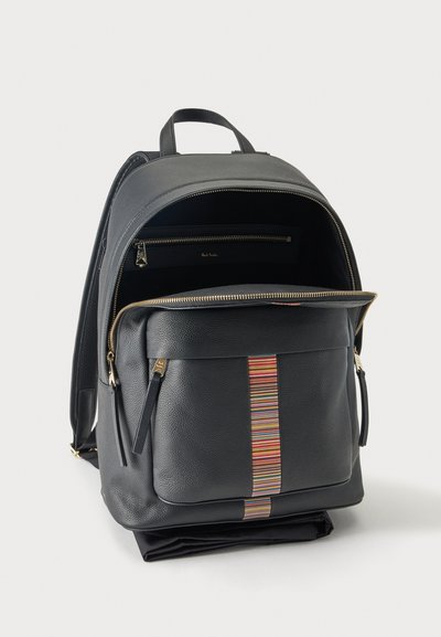 Sac à dos en cuir noir avec bande verticale multicolore, poche zippée avant et compartiment principal ouvert montrant une poche intérieure zippée.