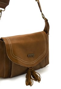 Borsa a spalla in pelle marrone con chiusura a patta, cuciture bianche a contrasto e dettaglio decorativo in frange; presenta un logo sulla parte anteriore.