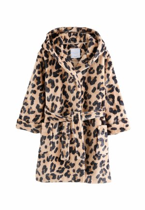Fleece-Bademantel im Leopardenmuster mit Kapuze, langen Ärmeln, Bindegürtel und zwei Frischtaschen. Weiche Textur und beige Hintergrund mit schwarzen Flecken.