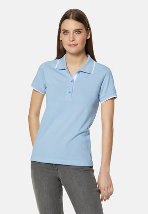 Lichtblauwe polo met een kraag, korte mouwen en witte accenten. Gemaakt van een zachte stof met een drukknoopsluiting van drie knopen. Subtiele textuur zichtbaar.
