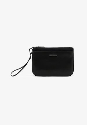Cartera de mano rectangular negra con bolsillo frontal con cremallera y correa de muñeca desmontable, diseño minimalista sobre fondo blanco.