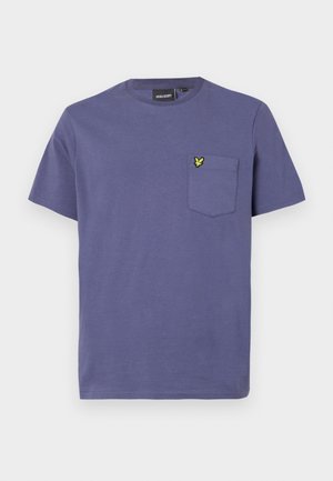 T-shirt de algodão roxo com decote redondo e mangas curtas. Apresenta um bolso no peito com um pequeno logo amarelo.