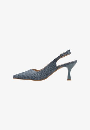 Escarpin slingback bleu texturé avec bout pointu, bride à boucle et talon moyen courbé sur fond blanc.