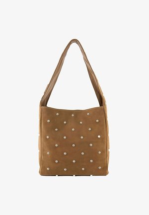 Borsa a tote in suede marrone dalla forma quadrata, dotata di una tracolla in pelle liscia e con dettagli decorativi in borchie bianche distribuite uniformemente sul davanti.