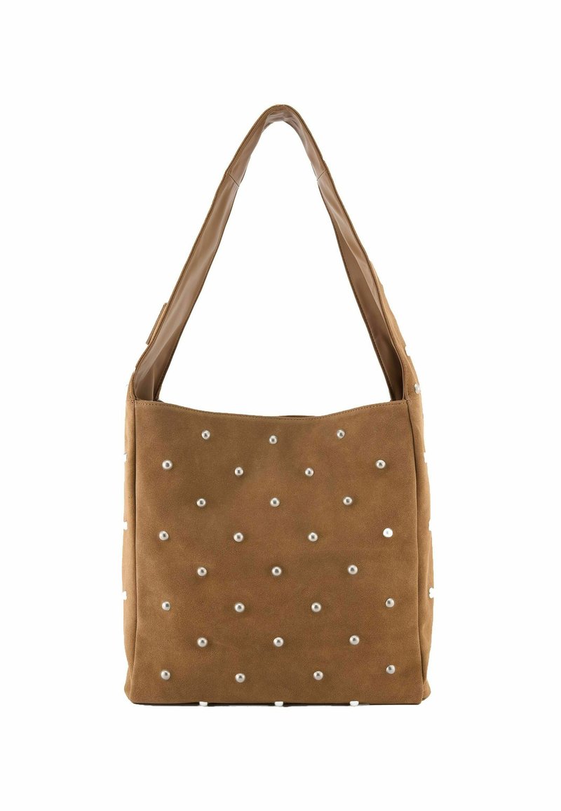 Borsa a tote in suede marrone dalla forma quadrata, dotata di una tracolla in pelle liscia e con dettagli decorativi in borchie bianche distribuite uniformemente sul davanti.