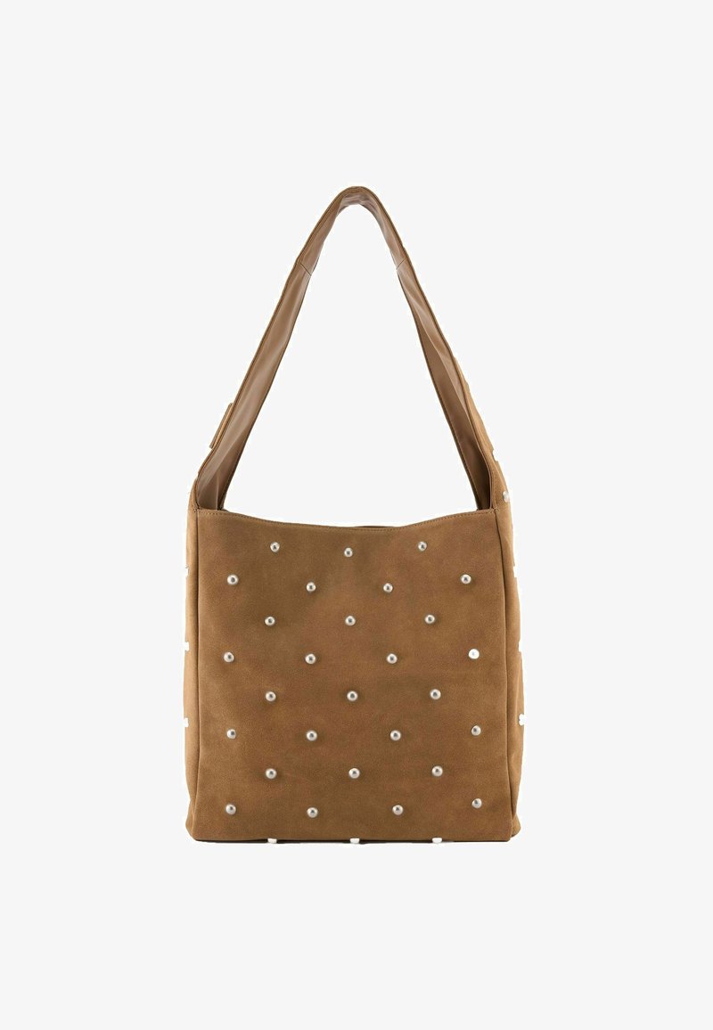 Sac tote en daim marron de forme carrée, doté d'une bandoulière en cuir lisse et d'accents décoratifs en clous blancs disposés de manière régulière à l'avant.