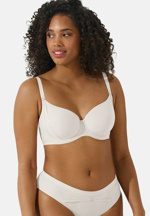 Soutien-gorge blanc à rayures avec armatures, bonnets rembourrés et bretelles réglables ; slip taille haute assorti à rayures avec une bande décorative.