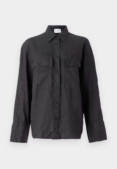 Must mustri särk nööpidega esiosal, kahe rinna taskuga, pikad varrukad ja klassikaline krae. Tekstuuriga kangas ja lõdva istuvusega.