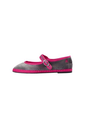 Zapato plano Mary Jane gris y rosa con una correa de hebilla lateral y logo de calavera cerca del talón.