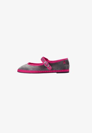 Zapato plano Mary Jane gris y rosa con una correa de hebilla lateral y logo de calavera cerca del talón.