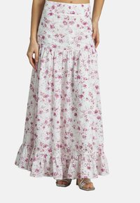 Gonna maxi floreale bianca con fiori rosa. Presenta un orlo arricciato e dettagli in occhio di pernice. Il materiale sembra leggero e traspirante.