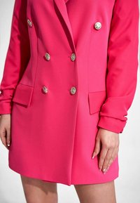 Fuksjowa podwójnie zapinana marynarka z metalowymi guzikami, dwiema przednimi kieszeniami i dopasowanymi rękawami, z gładkiego materiału i dopasowanym krojem.