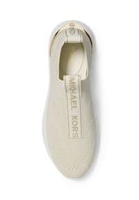 Sneaker beige chiaro con una tomaia in mesh texturizzato, cinturino elastico con il marchio "Michael Kors" e un accento metallico dorato sul tallone.