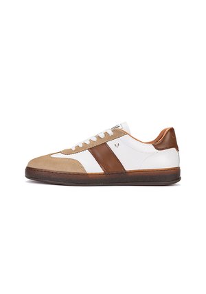 Baskets décontractées basses en cuir blanc et beige, détails en daim marron, lacets blancs et semelle marron foncé, vues de profil.