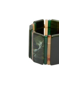 Pulsera de resina verde y ámbar con eslabones rectangulares que presentan un acabado brillante y texturas veteadas, creando una profundidad visual.