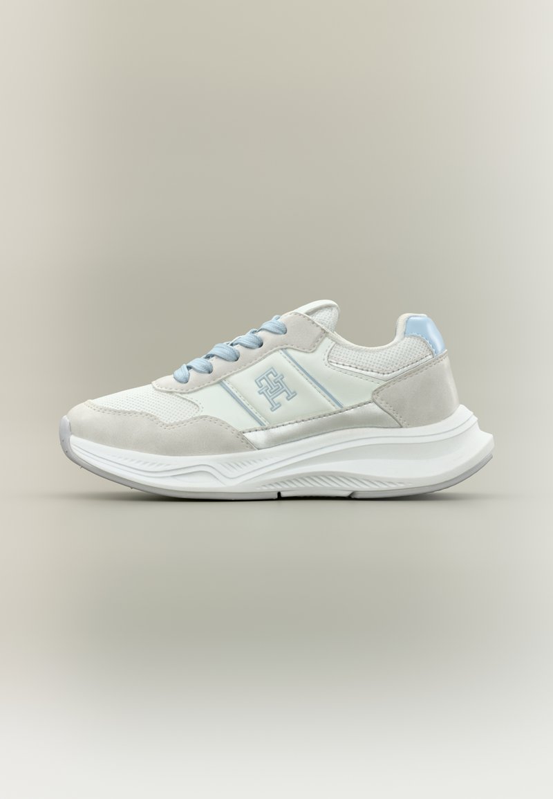 Αθλητικό παπούτσι σε ανοιχτό γκρι και λευκό με μπλε λεπτομέρειες, που συνδυάζει σουέτ και δίχτυ υλικά, με στρογγυλή μύτη και υφή στη σόλα.