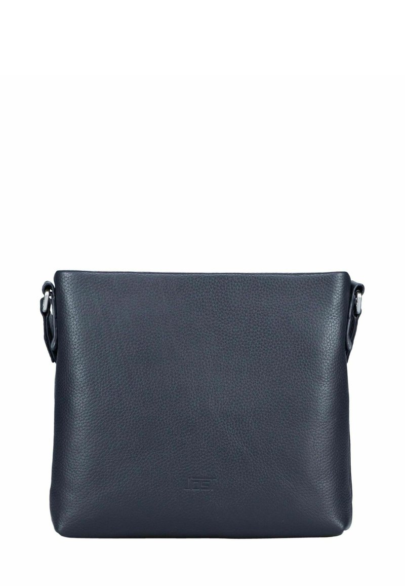 Sac bandoulière en cuir noir avec une finition texturée, de forme rectangulaire, une bandoulière ajustable et un logo embossé sur le devant.