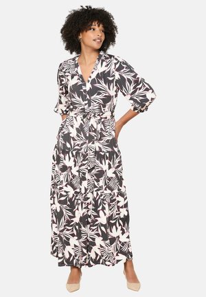 Vestido maxi de tela negra con estampado floral en tonos rosa y blanco, escote en V, mangas de tres cuartos, cintura ajustada y diseño de falda con volantes.
