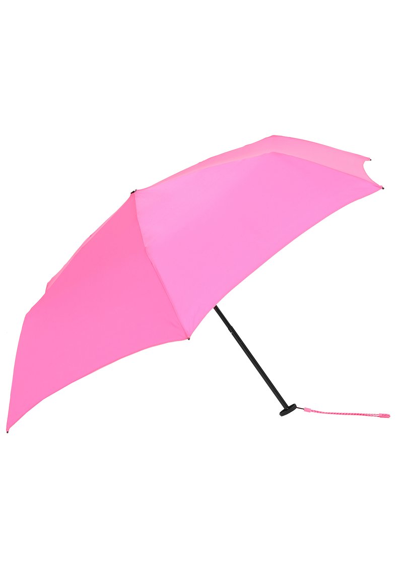 Parapluie rose avec une poignée noire et un mât en métal. Il possède une canopée en tissu lisse avec un design simple.