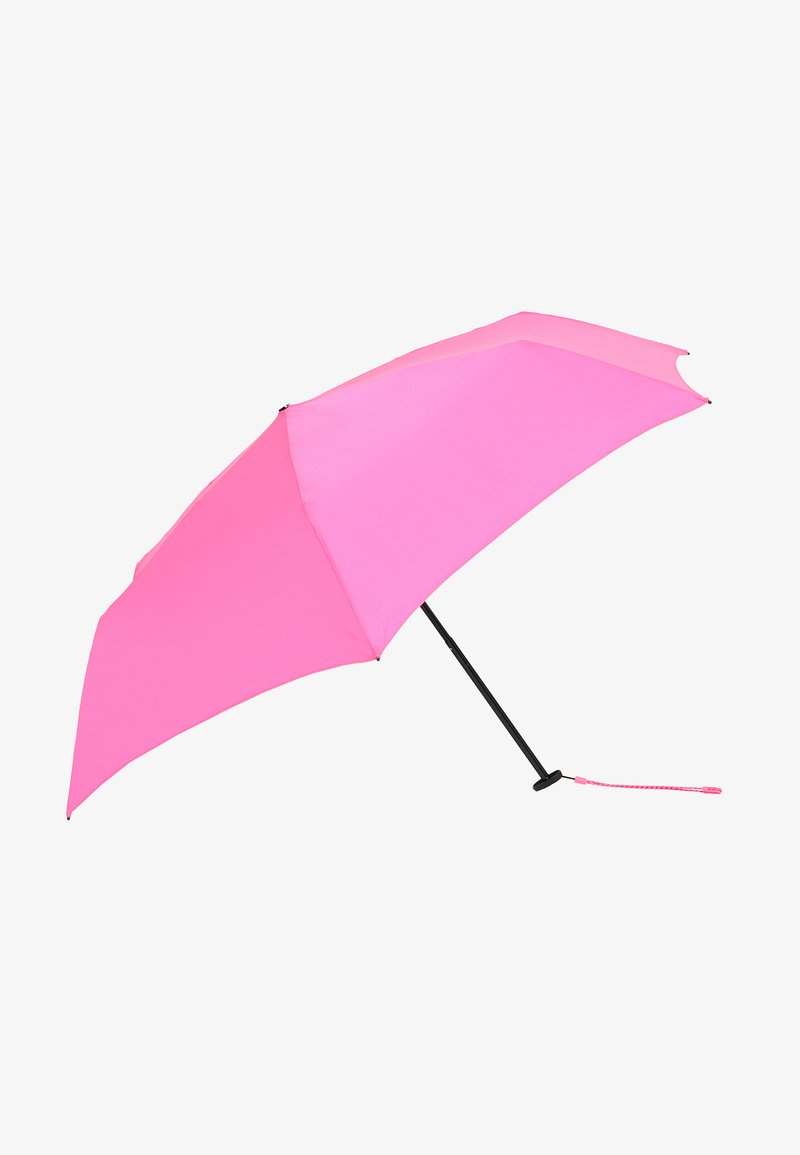 Parapluie rose avec une poignée noire et un mât en métal. Il possède une canopée en tissu lisse avec un design simple.
