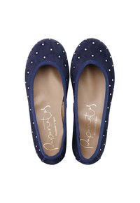Bailarinas de ante azul marino con pequeñas tachuelas plateadas, detalles de elástico alrededor de la abertura y una plantilla suave en color beige. Logo detallado en el interior.