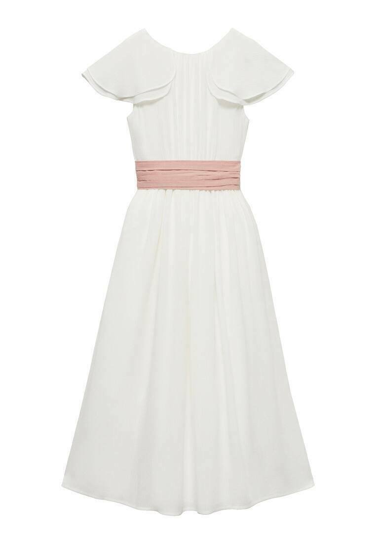 Weißes Kleid mit kurzen, flatternden Ärmeln, einem taillierten Oberteil und einem rosafarbenen Gürtel in der Taille. Fließender Rock mit plissierter Textur.
