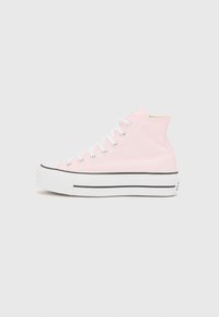 Höga rosa canvas sneakers med vita snören, en texturerad gummitå och lager av vita och svarta plattformssulor.