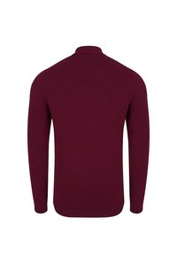 Bordowy sweter dzianinowy z długimi rękawami, wysokim kołnierzem i bezszwow designem. Gładka tekstura, dopasowany krój oraz ściągacze przy mankietach i u dołu.