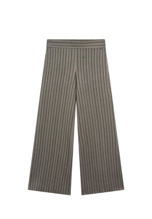 Pantalon gris à jambes larges avec des rayures verticales, une ceinture plate et un tissu texturé pour plus de détails et de style.