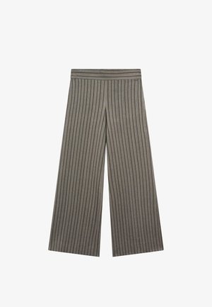 Pantalon gris à jambes larges avec des rayures verticales, une ceinture plate et un tissu texturé pour plus de détails et de style.